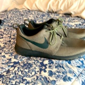 Sneakers Nike size 10 color olive green